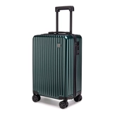 Вместительный и большой чемодан