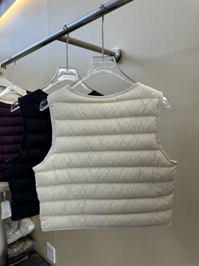 High-Quality 90% down Lightweight V-Neck down Vest for Women, 2025 Autumn and Winter New Style, Warm Vest for Layering under Coats