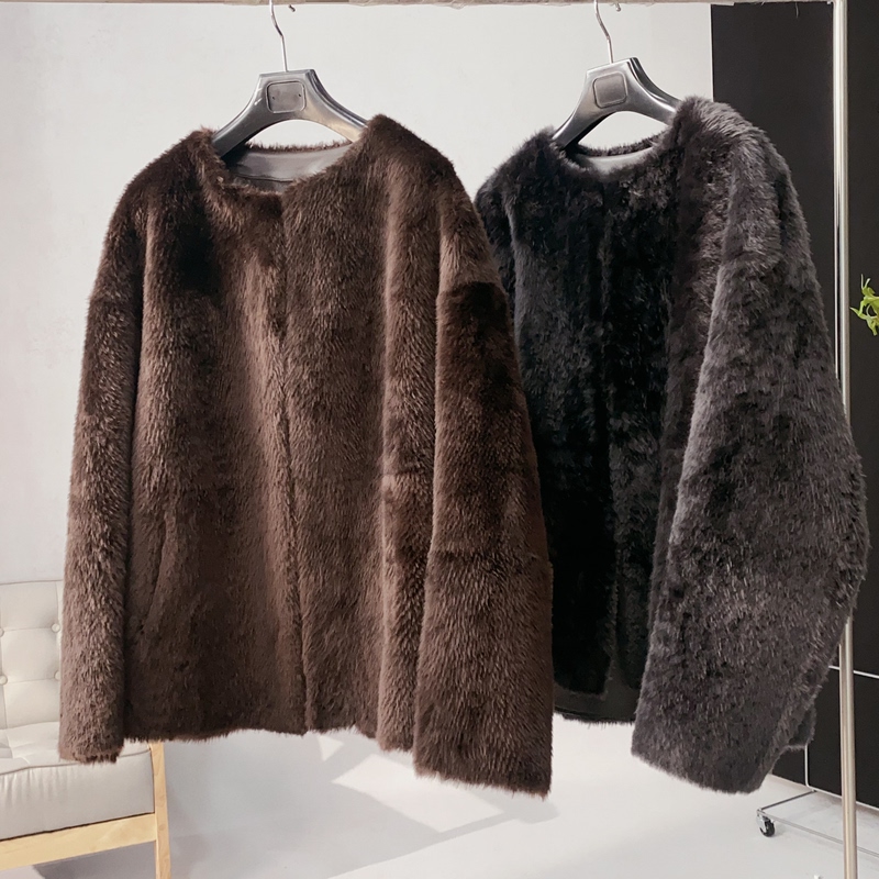 No Lazy and Stylish Cape-Like Fur Coat with a Round Neck Made of Integrated Fur and Leather | Relaxed Image 1763 Length 63Zym No Lazy and Stylish Cape-Like Fur Coat with a Round Neck Made of Integrated Fur and Leather | Relaxed Image 1763 Length 63Zym