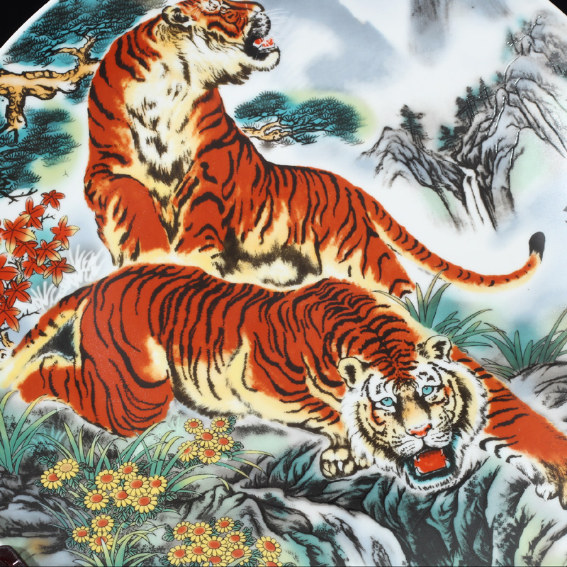 Jingdezhen porcelain tiger furnishing articles furnishing articles hang hang dish two tigers porcelain porcelain animals act the role ofing is tasted 40 cm porcelain plate