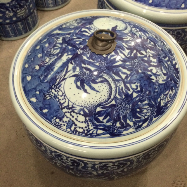 Jingdezhen hand - made porcelain bound lotus flower round porcelain cover practical 50 to 60 barrel meters high pot cover pot convex