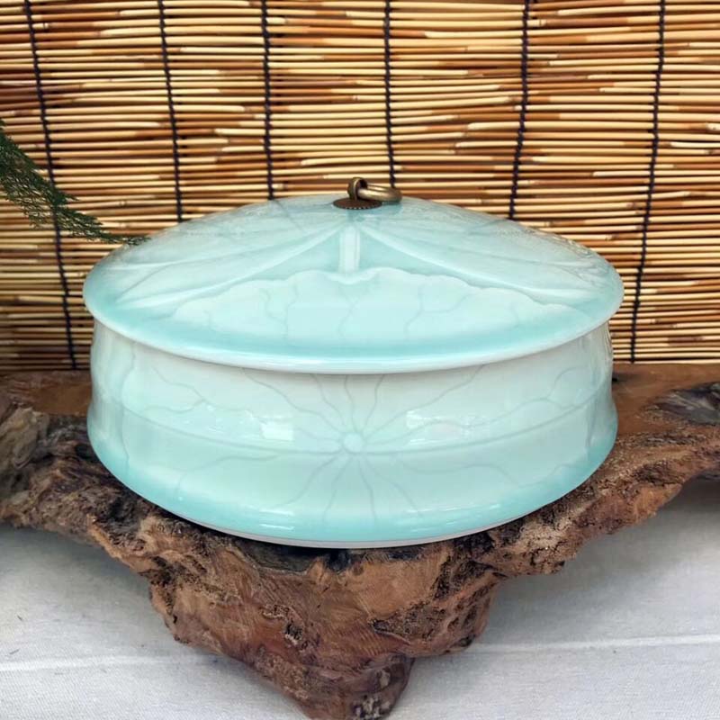 High - grade shadow carved green tea cake box of ceramic porcelain tea pot elegant High - grade flat cover large porcelain pot