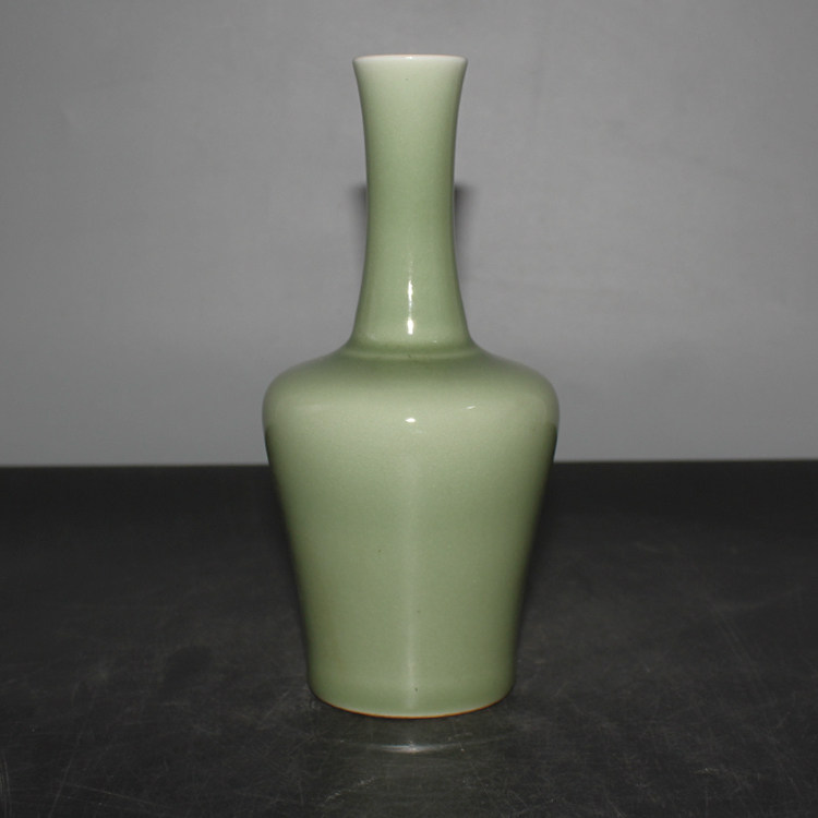 Jingdezhen monochrome glazed bean green glaze kiln change rattle bottle six-character blue and white bubble foot Chinese home ornaments Ming and Qing