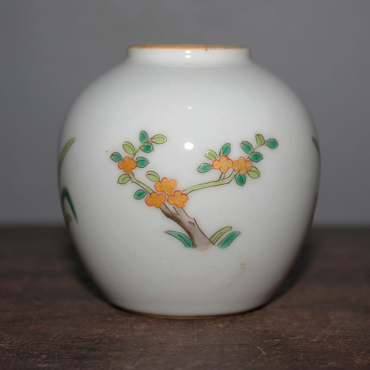 Guan Shi porcelain Xuan Qing famille rose flower small jar small overglaze color literary and writing utensils antique collection home