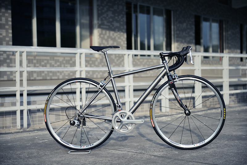 Dioren R1 Titanium Alloy Road Bike with Curved Handlebars and Variable Speed Cycling Bicycle