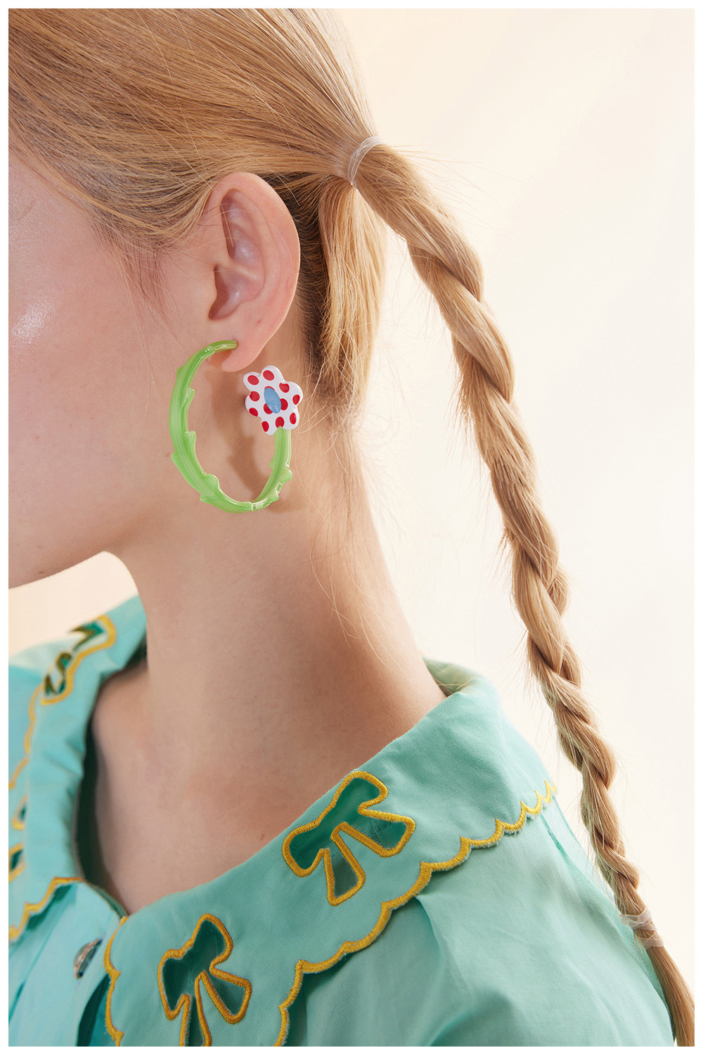 グリーン蔓花 ピアス 大ぶりフープ アクリルアクセサリー tntntutu