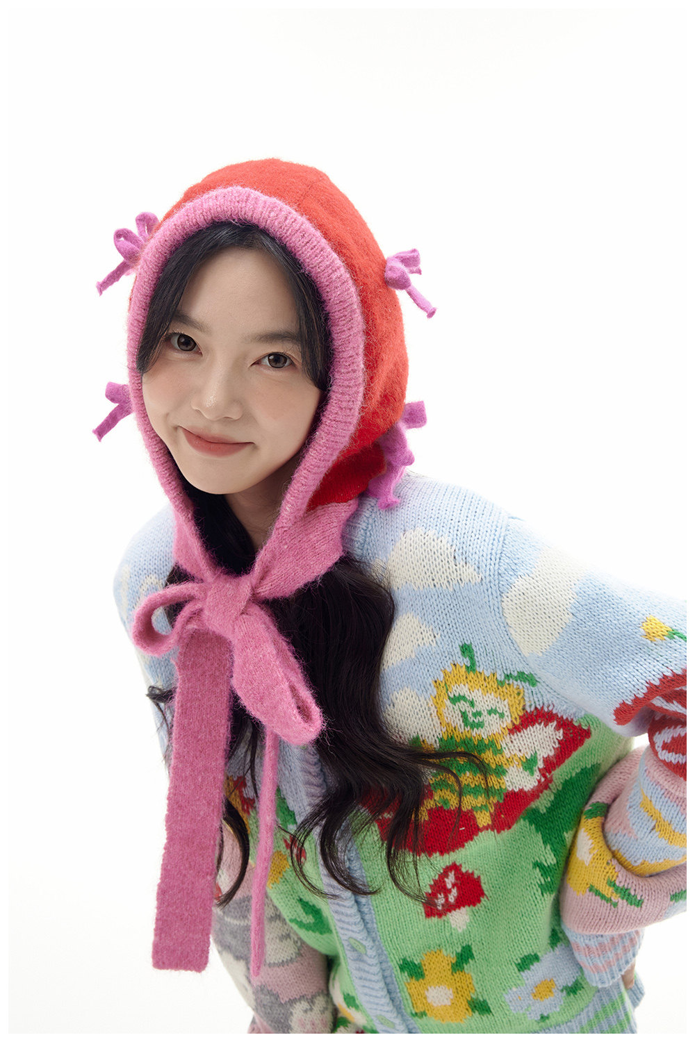 ピンクの愛らしいリボンと長いリボンが特徴の、赤い帽子ニット帽