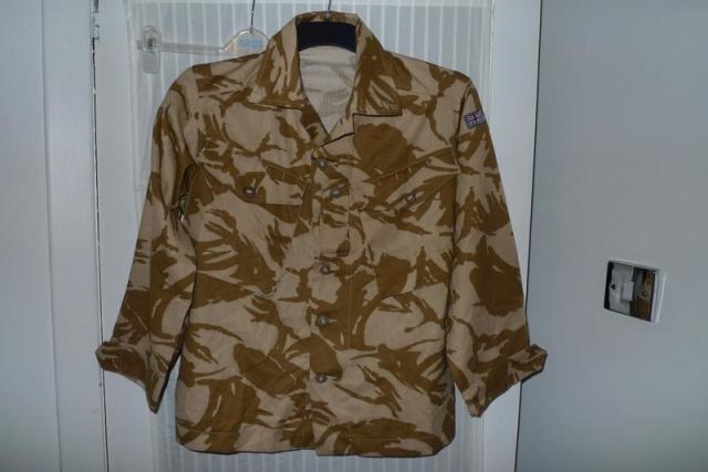 95 New British Army version 00 desert combat jacket is not worn, but the chapter is removed to leave traces