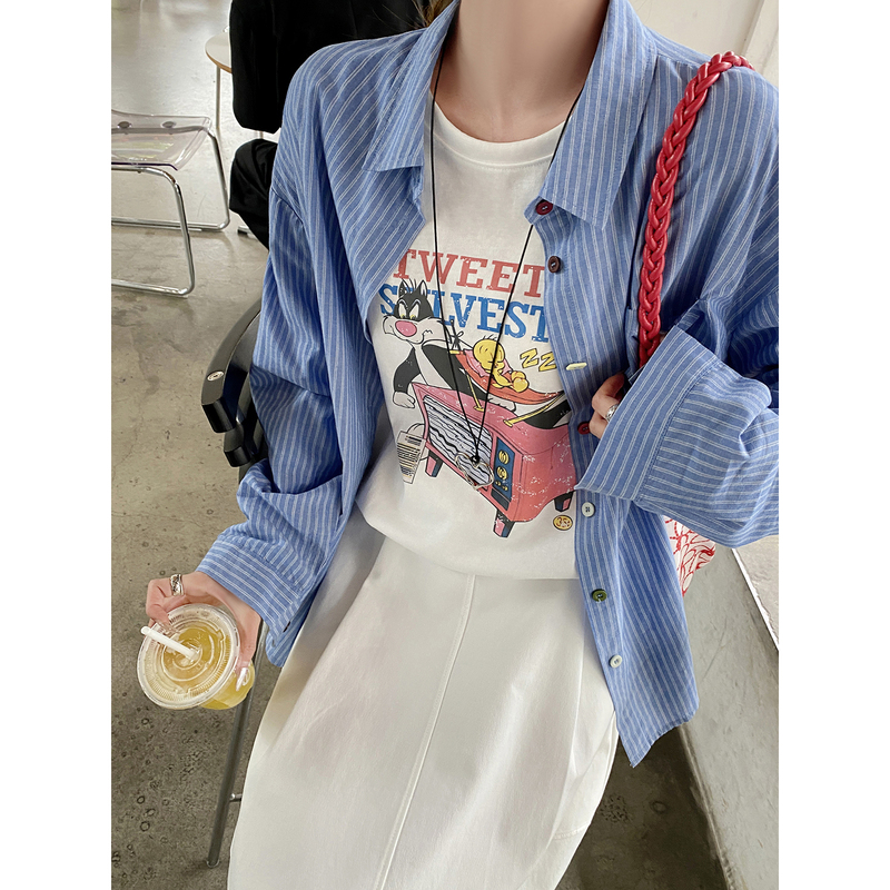 Meiji Striped Loose-Fitting Shirt with a Relaxed Design, Spring and Summer Blue Sun-Protective Long-Sleeve Top with Colorful Buttons and Unique Style