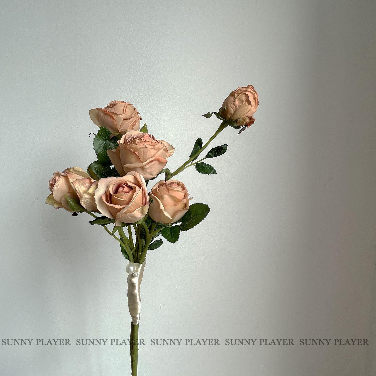 Bride hands flowers and props mini beauty simulation flower bouquet retro to make old roses in wind tour certificate