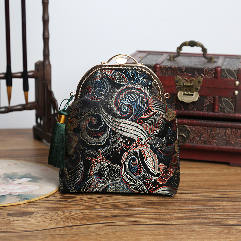 Mobile phone bag women's messenger 2022 new this year's popular mini bag chain bag popular niche design summer