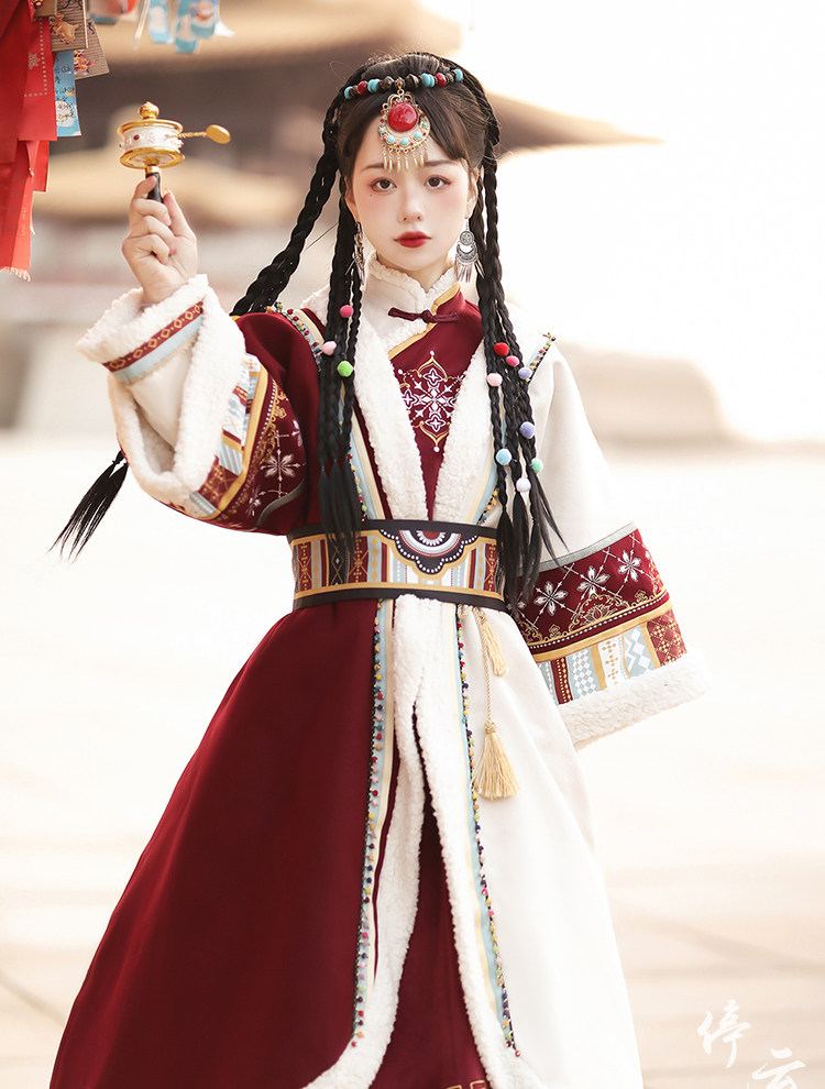 Китайцы одежда наборы 原创藏枫改良汉服女中国风秋冬汉元素少女民族风加绒藏袍披风套装