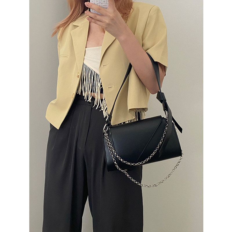 Borsa a tracolla nera con catena elegante e versatile per donna_voghion.com