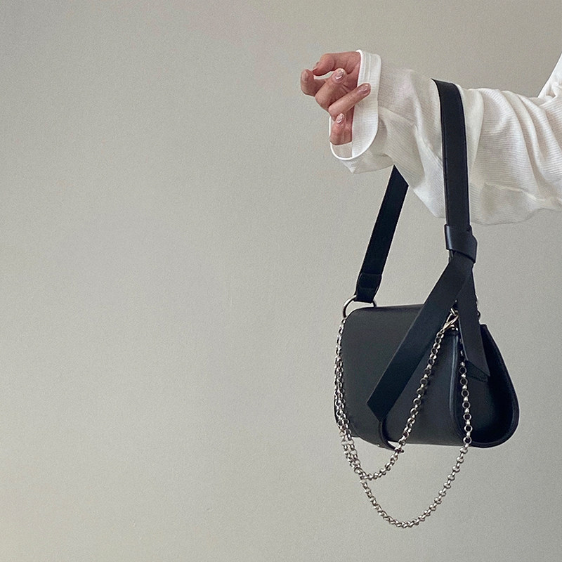Borsa a tracolla nera con catena elegante e versatile per donna_voghion.com