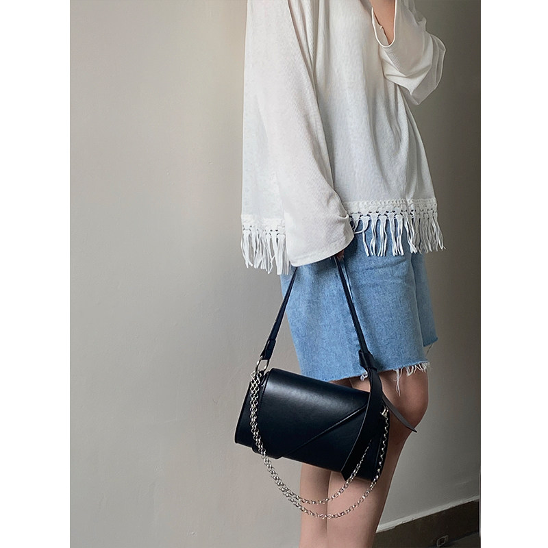 Borsa a tracolla nera con catena elegante e versatile per donna_voghion.com