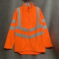 Один из семи апельсиновых цветов маленького грязного