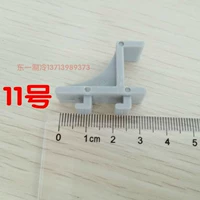 Пластиковая пряжка № 11 меньшего размера.