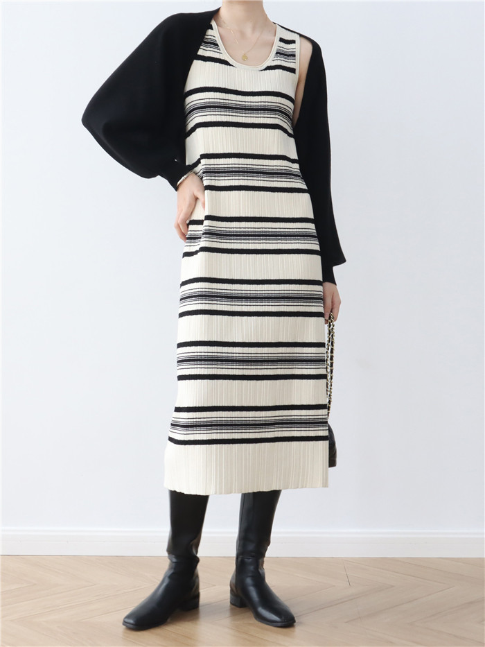 The new 2022 autumn collection of woolen knitted cardigan for women features a loose-fitting shawl with a laid-back style. It is a one-piece solid-color outerwear with a small coat pic 24