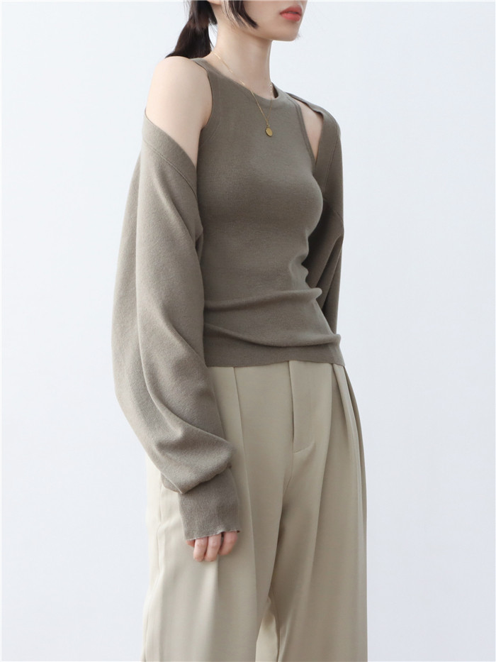 The new 2022 autumn collection of woolen knitted cardigan for women features a loose-fitting shawl with a laid-back style. It is a one-piece solid-color outerwear with a small coat pic 9