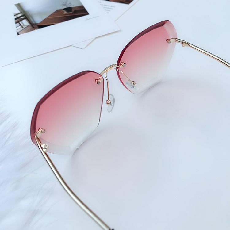 Không thường xuyên frameless pha lê lát kính mát ladies Hàn Quốc đa giác kẹo màu đại dương mảnh gradient kính mát thủy triều