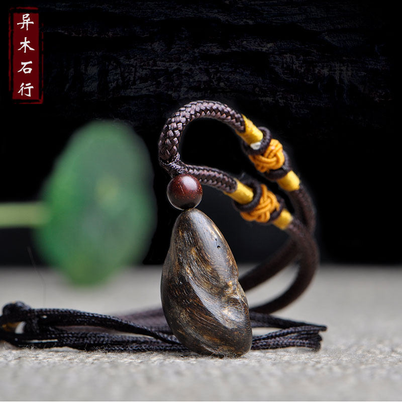 Heavy water grade Indonesian Dara dry agarwood pendant Small pendant Ethnic with the shape of the log play pendant Male and female couple