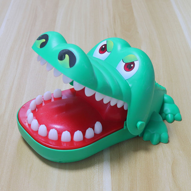 Bites toy big crocodile teeth biting fingers shark evil to get the whole person to decompress and decompress Divine Instrumental Net Redness of the same paragraph