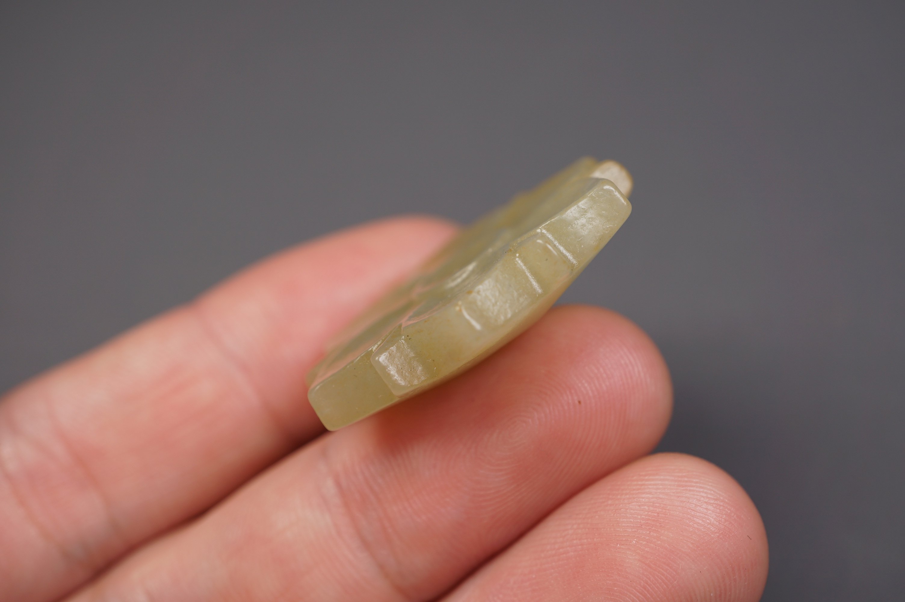 清代天然老和田玉花卉帽花佩饰Y5-1028值不值得入手？从收藏投资看2026年新趋势