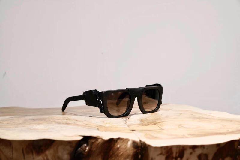 kuboraum box with sunglasses on the side of the kubolaum box 