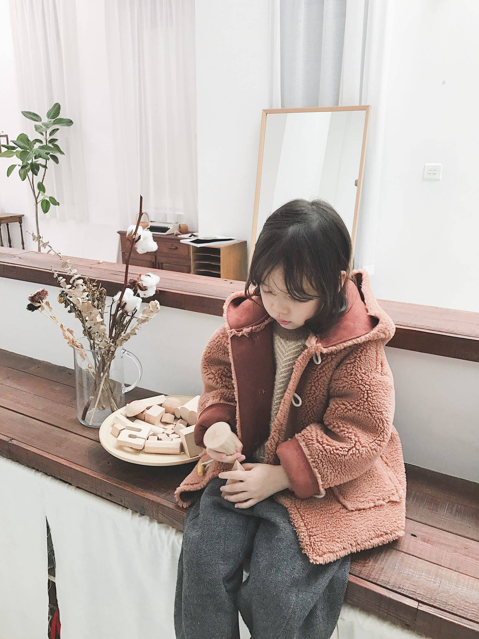 In the winter of 2018, new Korean children's clothes boys and girls lamb corner button coat of Han children's middle - long - edition coat