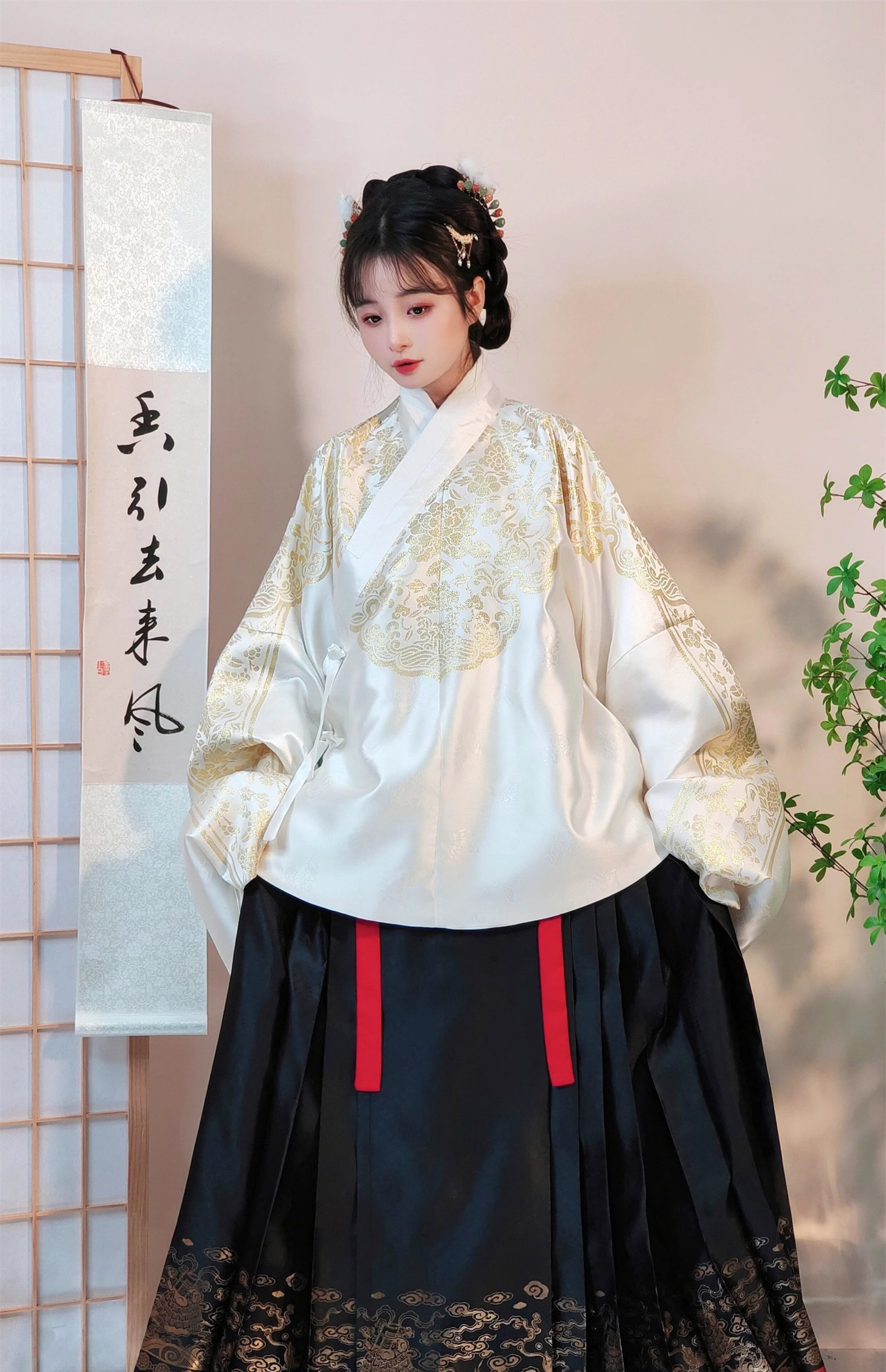 Китайцы одежда наборы 南山韵味富贵同春交领琵琶袖短袄马面裙织金纱明制套装现货春款女