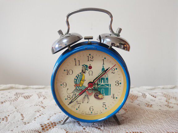 Early horseshoe-producing alarm clock Avanti ride donkey mechanical winding old-block clock nostalgic old-fashioned associated diamond flying pigeon