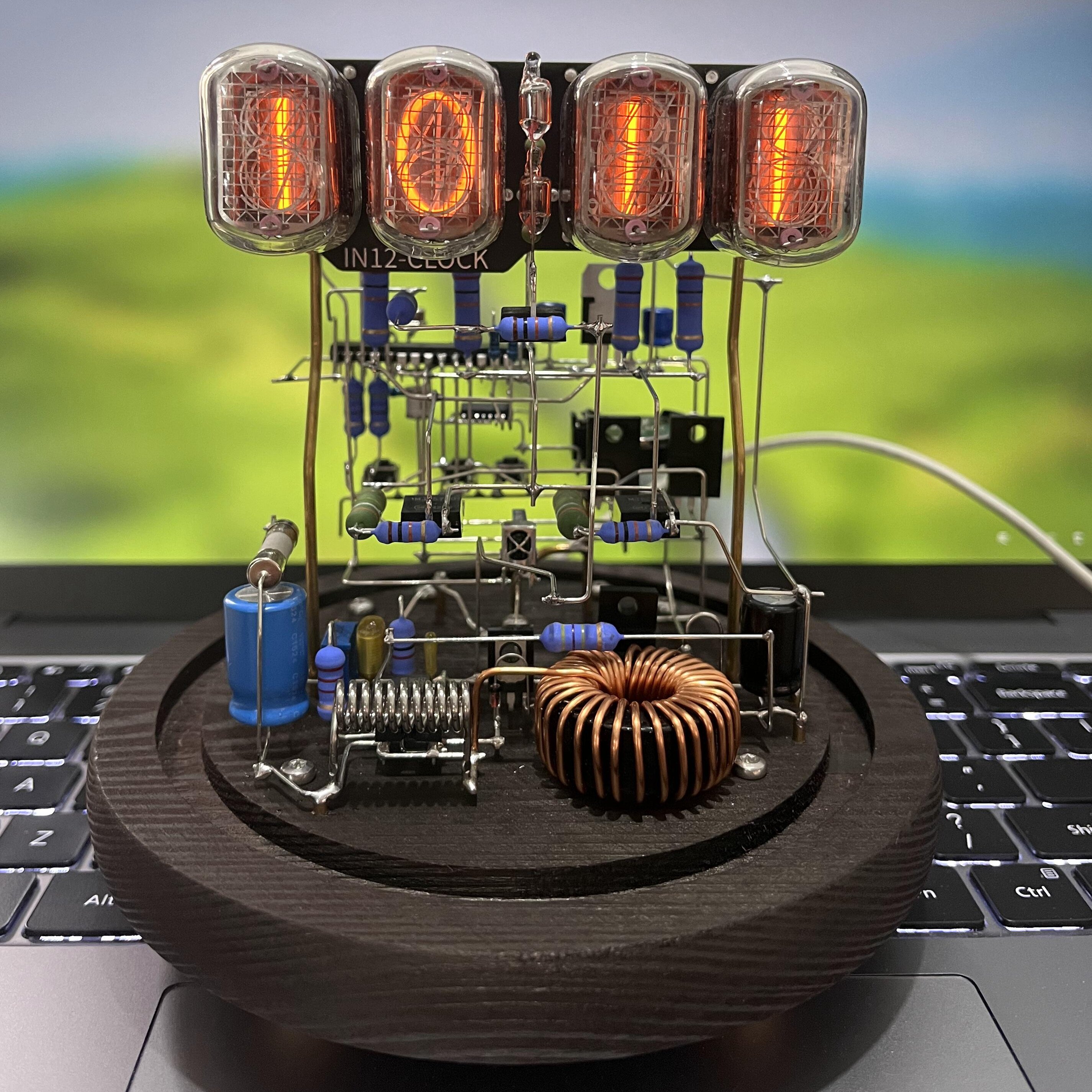 レトロなデジタルきらめくチューブ時計、サイバーパンクのデスクトップ