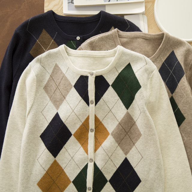 ດູໃບໄມ້ລົ່ນແລະລະດູຫນາວມ້ວນອ່ອນໆຂອງຝຣັ່ງອອກແບບໃຫມ່ niche retro rhombus knitted sweater cardigan ເປືອກຫຸ້ມນອກຂະຫນາດນ້ອຍຂອງແມ່ຍິງ