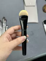 Кисть в форме язычка, подходящая для нанесения жидкой основы.