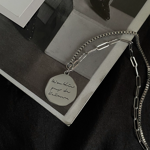 Небольшая дизайнерская металлическая брендовая подвеска, аксессуар в стиле хип-хоп, тренд сезона, популярно в интернете