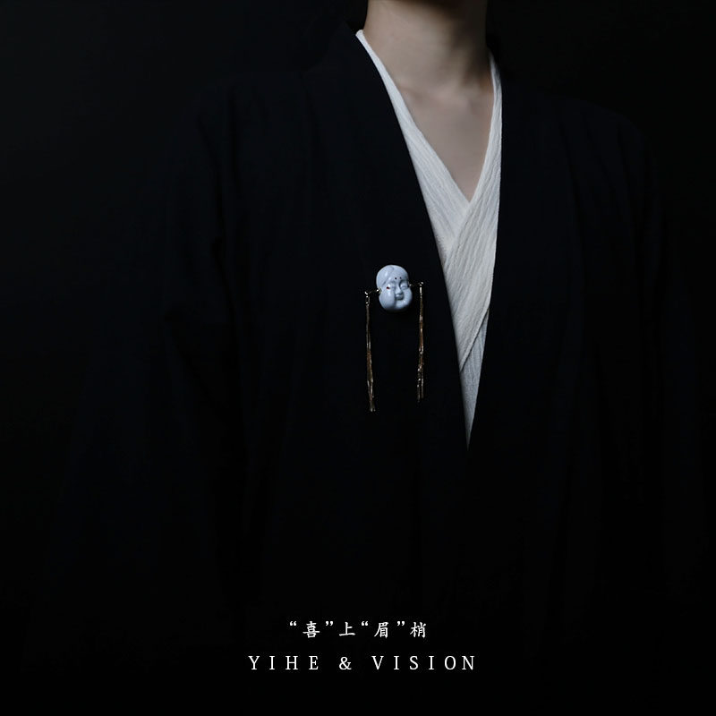 YIHE (Happy Eyebrows) can be engraved with Chinese and Japanese new characteristics of niche autumn and winter tassel ceramic coat brooch