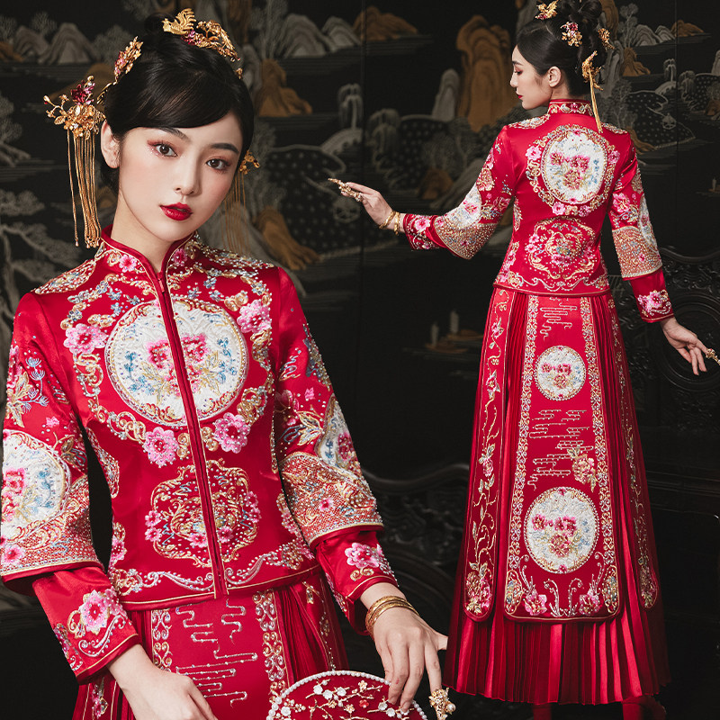 The show and the bride 2022 new Chinese style wedding clothes bronzed and served with a large size and a great size for the attic, and a dragon and phoenix hang up.