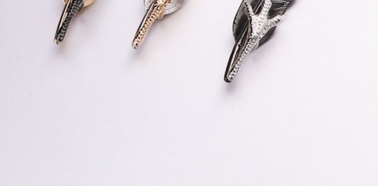 Châu Âu và Hoa Kỳ retro nam trâm máy bay lá chắn ngựa Zodiac cừu huy hiệu phụ nữ áo gió V từ lông ghim cài áo vest nam Chanel