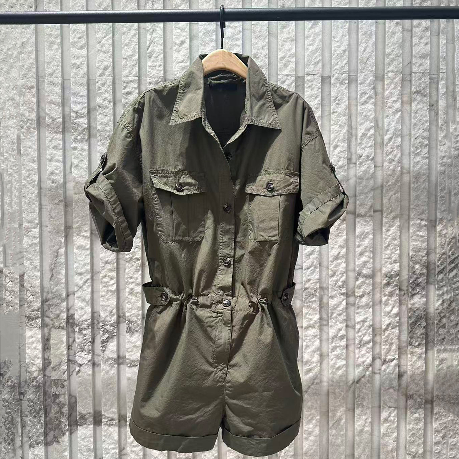 深セン南友高級婦人服 2026年夏新作 ミリタリーグリーンワークウェアスタイル スリムウエスト ラペル 半袖ジャンプスーツ