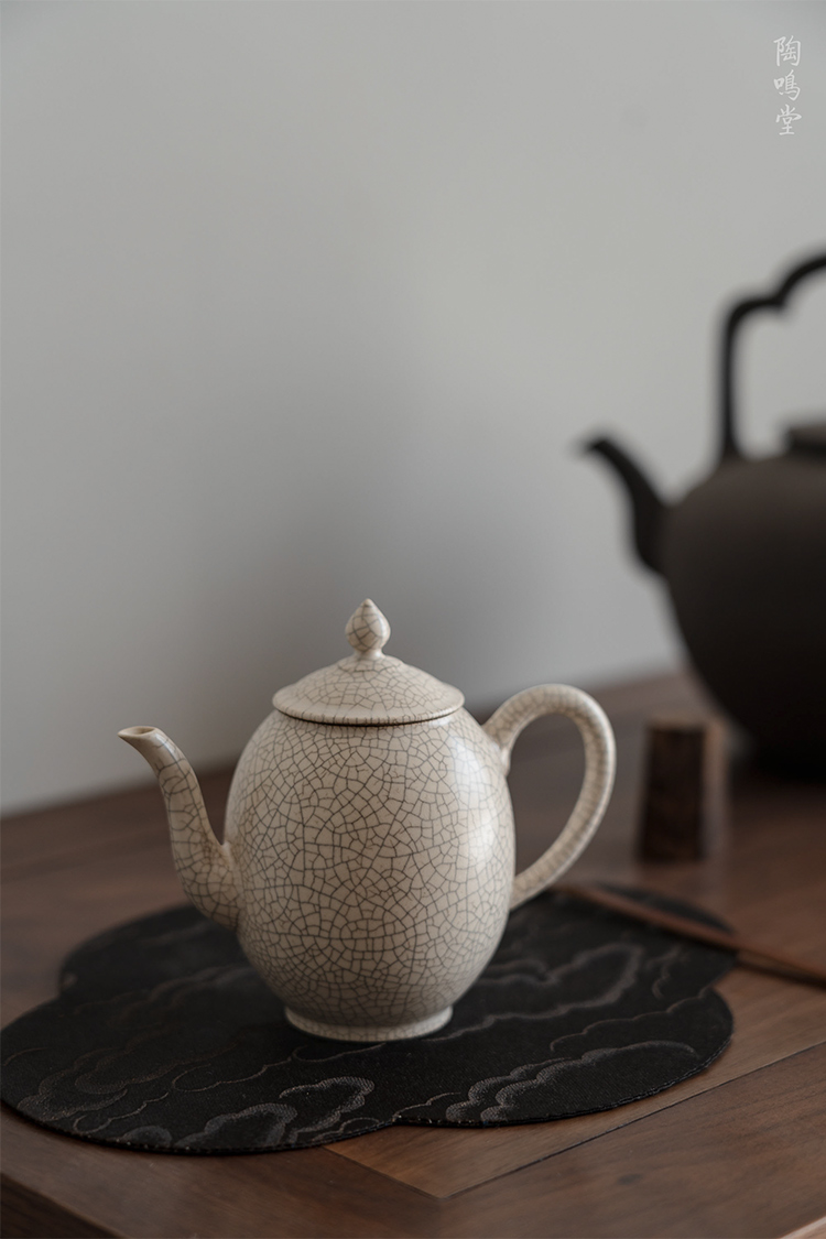 Jingdezhen ceramic teapot with plant ash glaze rushed the teapot single pot of tea, kungfu tea set start small