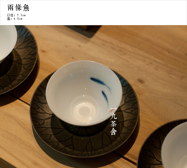 Jingdezhen hand - made carp at upstream of blue and white porcelain ceramic cups 6 cups sample tea cup only kung fu tea cup