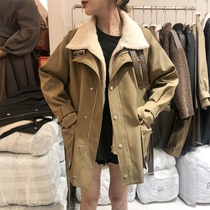 2020 Winter Korean version loose little man wild windbreaker Lamb plush coat thickened frock short coat female