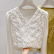 2026 ຮູບແບບໃຫມ່ຂອງຝຣັ່ງແບບ V-neck lace fungus ເຕົ້ານົມດຽວສີແຂງເສື້ອ chiffon ແຂນຍາວສໍາລັບແມ່ຍິງໃນພາກຮຽນ spring