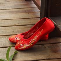 Embroidered shoes wedding supplies bridal shoes wedding flat shoes Xiuhe clothing shoes cloth womens Chinese wedding shoes embroidered dragon and phoenix