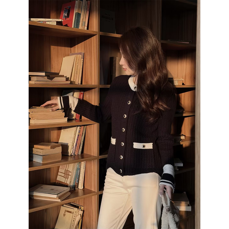 Qiu Yingying's "Little Fragrant Ski Sweater" Is a Soft Sheep Wool Knit Top with Contrasting Color and Gold Buttons Qiu Yingying's "Little Fragrant Ski Sweater" Is a Soft Sheep Wool Knit Top with Contrasting Color and Gold Buttons