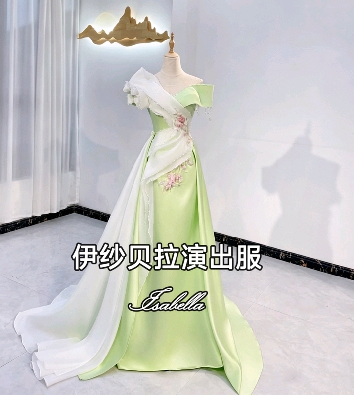 New Green and White Color-Blocking Vocal Performance Dress for Art Exams, Age-Reducing Folk Song Solo Performance Outfit, Solo Concert Stage Performance