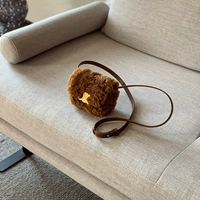 Миниатюрная сумочка для губной помады Arc de Triomphe из овчины карамельного цвета (для доставки в тот же день обратитесь в службу поддержки клиентов)