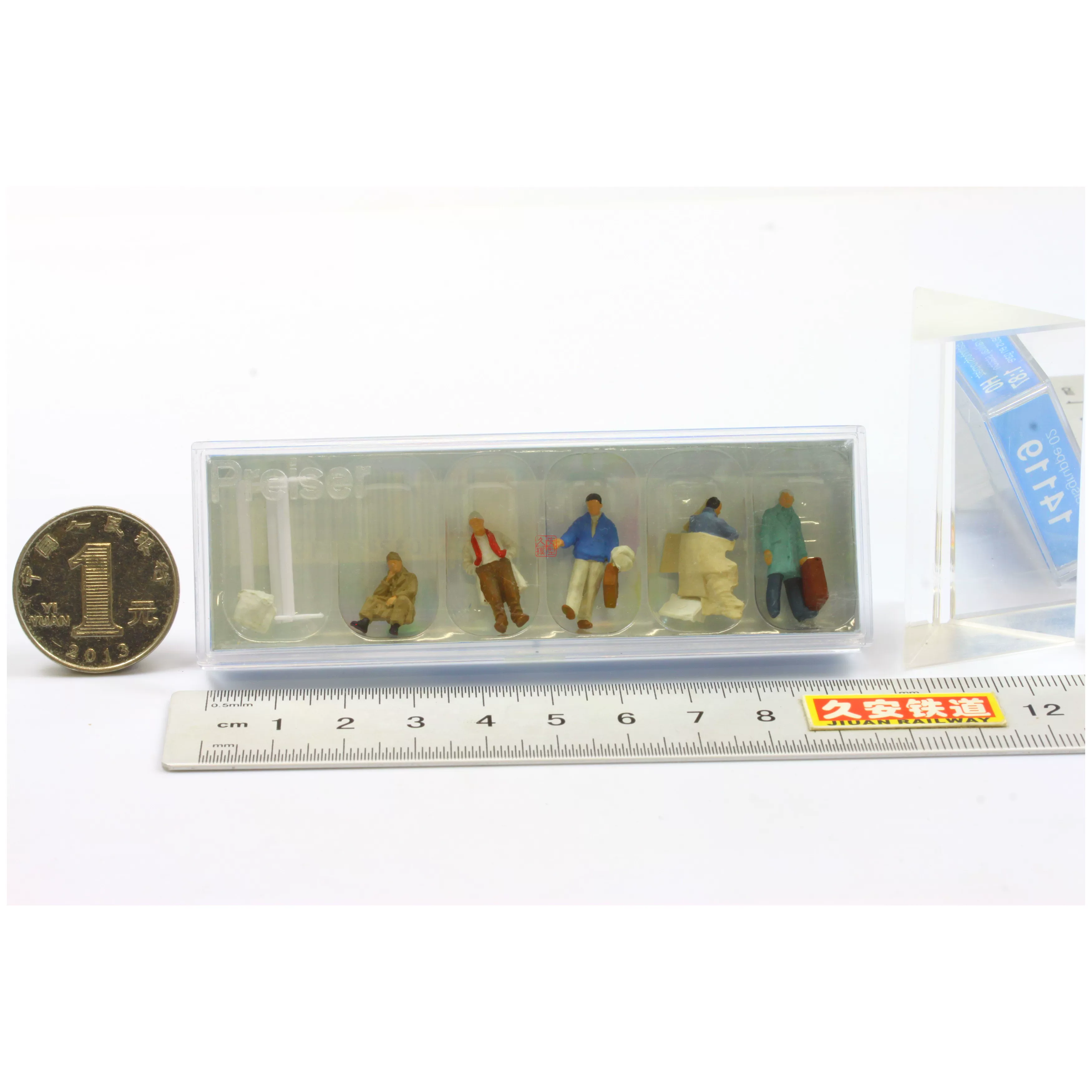 Железнодорожная имитационная миниатюра Jiu'an Miniature 1:87 PREISER 14119 Пассажиры отдыхают на вокзале