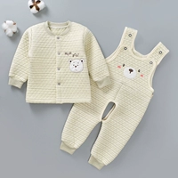 Зеленый костюм с открытой 𫔭 пряжкой