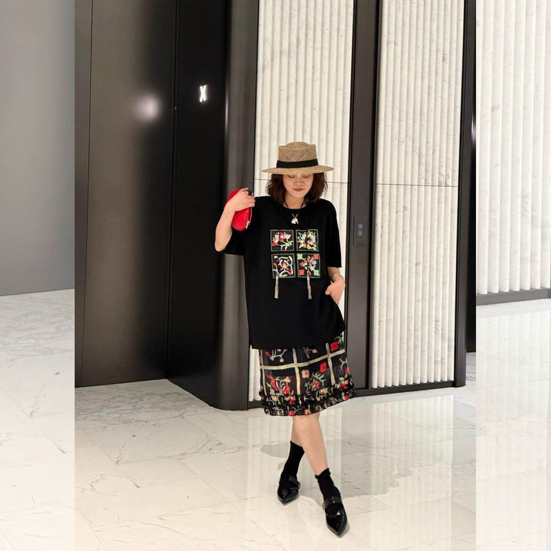 Ye Dafei Ydfstudio Niche Brand: Radiant Glow - European-Style Embroidered Floral Patchwork Top + Skirt Set Ye Dafei Ydfstudio Niche Brand: Radiant Glow - European-Style Embroidered Floral Patchwork Top + Skirt Set